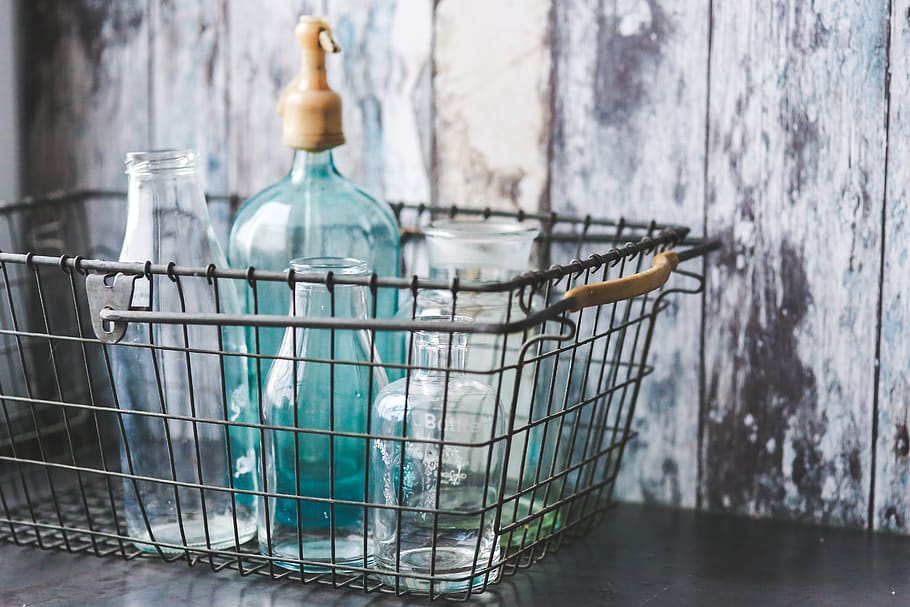 Vintage ▾, vuoto, bottiglie, cestino di metallo, avvicinamento, contenitore, bicchiere, in casa, metallo, legna, di legno, nessuno, concentrarsi sulle conoscenze acquisite, giorno, all'aperto, natura morta, bottiglia, natura, gabbia, acqua, tavolo, assenza, cibo, legno - materiale, cibo e bevande, color turchese, 5K