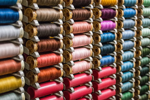 assorteret, farve tråd masse, hjem indretning, linned, farveblyant, mode, syartikler, design, kunsthåndværk, nål, sy, spole, tråde, hjul, farverig, tekstiler, søm, kreativ, mønster, penge, vævet, multi farvet, valg, variation, tekstil, tæt på, stor gruppe af objekter, ingen mennesker, baggrunde, i en række, detail, fuld ramme, tråd, stak, industri, kollektion, butik, overflod, arrangement, salg, detailvisning, 4K, CC0, offentligt domæne, royaltyfrie
