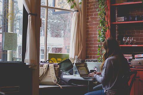 laptop, calculator, electronic, tehnologie, birou, muncă, raft, sac, masa, sticlă, fereastră, oameni, femeie, o persoana, ședință, oameni adevărați, tehnologia fără fir, folosind laptopul, comunicare, stiluri de viață, în interior, conexiune, haine casual, zi, mobila, bărbați, scaun, arhitectură, 5K, CC0, domeniu public, fără drepturi de autor