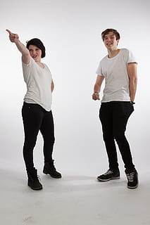 alb, fundal, fundal alb, studio, fată, băiat, om, cuplu, duo, pune, care prezintă, munca de studio, punct, arătând, masculin, Femeie, studio shot, Barbat tanar, lungime totală, permanent, în interior, tânăr adult, vedere din față, doi oameni, haine casual, oameni, portret, elimina, stiluri de viață, bărbați, oameni adevărați, femei tinere, zâmbitor, brațul uman, brațele ridicate, 4K