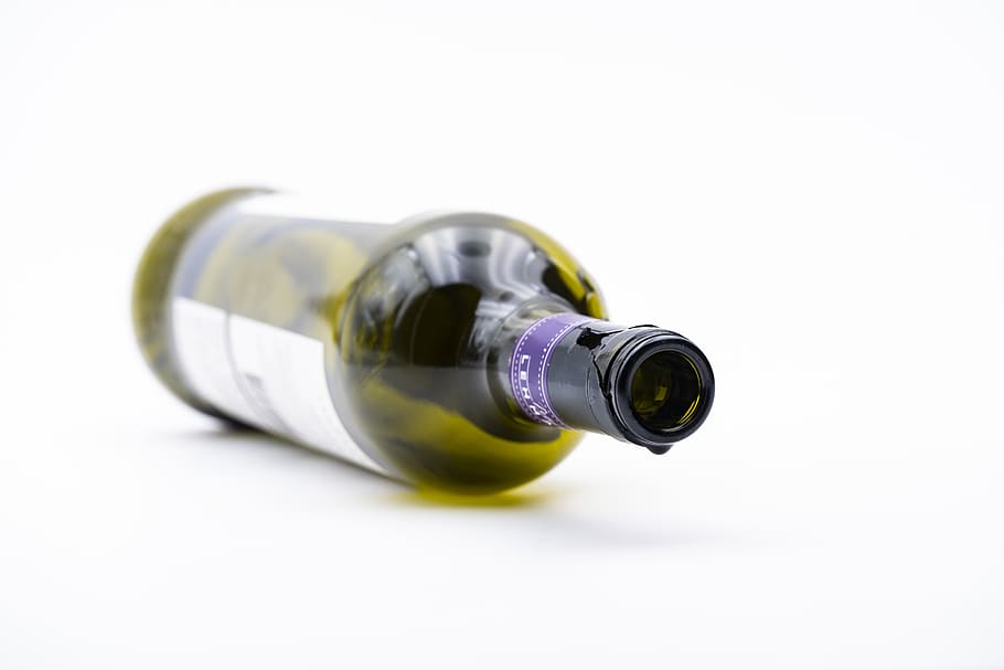 ampolla, buit, esgotat, consumeix, alcohol, vi, beure, contenidor, fons blanc, tir de l'estudi, primer pla, a l'interior, natura morta, cap gent, tallar, vidre - material, sol objecte, còpia espai, ampolla de vi, salut i medicina, menjar i beguda, transparent, color verd, medicina, 5K