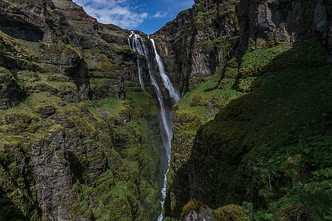 landskabsfotografering, vandfald, klipper, dagslys, miljø, flyde, græs, landskab, lang eksponering, bjerge, natur, naturfotografering, regnbue, strømfald, naturskøn, tidsforskydning, vand, scenics - natur, skønhed i naturen, bjerg, klippe, ikke-urbane scene, plante, rock-objekt, solid, flydende vand, træ, bevægelse, rock formation, ingen mennesker, rolig scene, jord, bjergkæde, formation, udendørs, flyder, magt i naturen, 2K, CC0, offentligt domæne, royaltyfrie