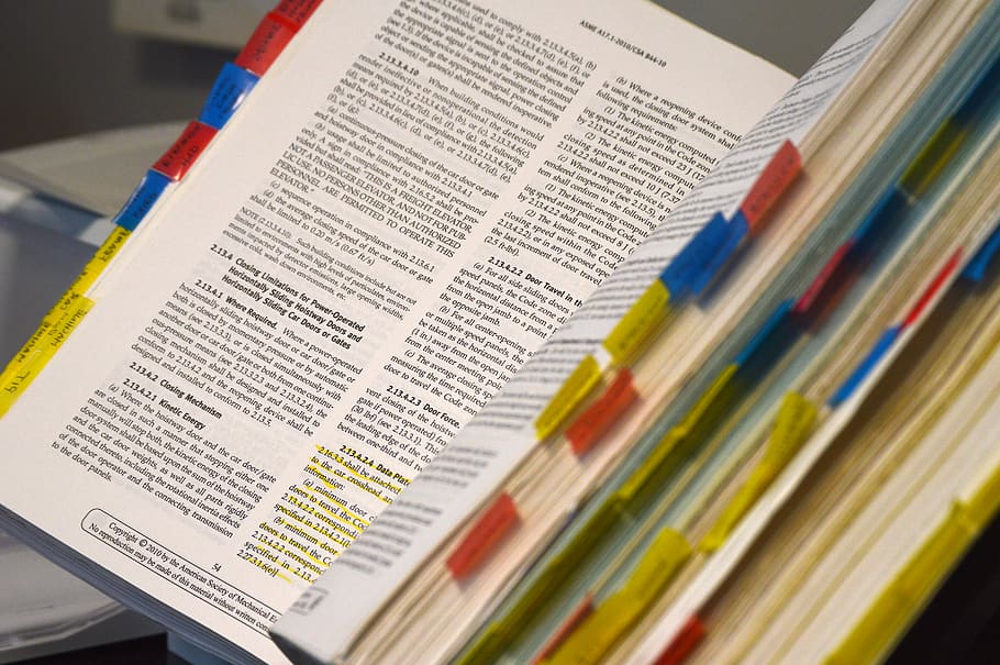 weiß beschriftetes Buch, drinnen, Bildung, Nahansicht, Papier-, Geschäft, Veröffentlichung, Daten, Forschung, Menschen, dokumentieren, Bewegung, Kommunikation, selektiver Fokus, Aktivität, große gruppe von gegenständen, Buch, Text, Wahl, untersuchen, Analysieren, suche, 2K
