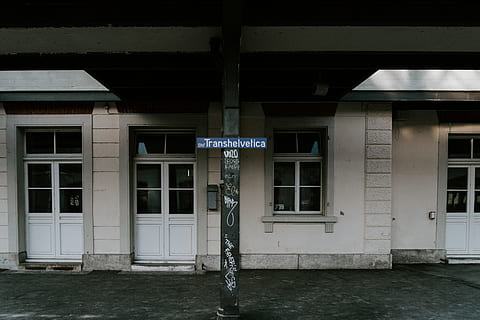 usi inchise, arhitectură, construită, exteriorul clădirii, comunicare, nici o persoana, text, clădire, western script, fereastră, zi, în aer liber, semn, coloană arhitecturală, Intrare, oraș, natură, uşă, sticlă - material, informație, scenariu, 8K, CC0, domeniu public, fără drepturi de autor