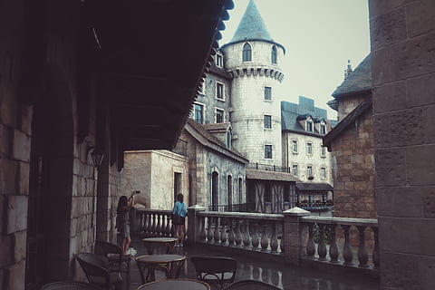 foto, castello alzavola, antico, architettura, costruzione, castello, sedie, città, luce del giorno, esterno, Gotico, storico, punto di riferimento, all'aperto, persone, strada, tavolo, turismo, Torre, cittadina, viaggio, struttura costruita, esterno dell'edificio, giorno, il passato, storia, ringhiera, quartiere residenziale, finestra, vecchio, nessuno, Inquadratura dal basso, natura, destinazioni di viaggio, cielo, parete, canale, 8K, CC0, dominio pubblico, privo di copyright