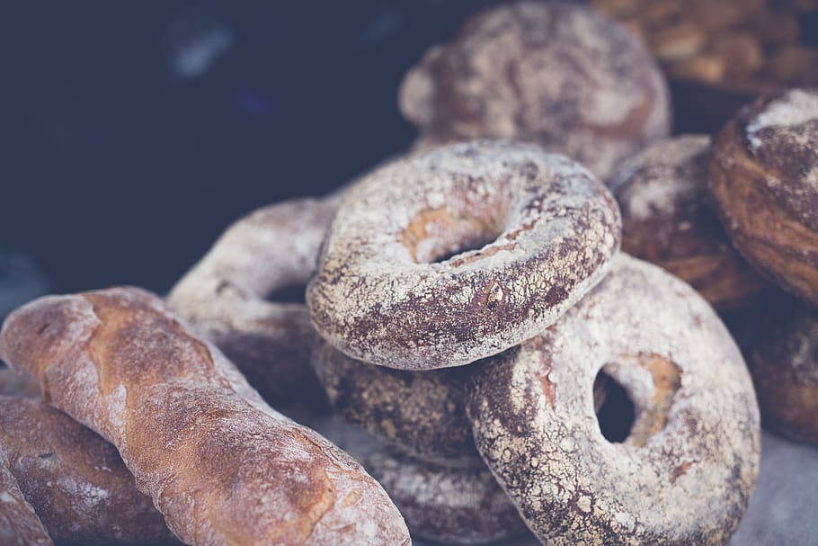rosquilles, pa, bagel, menjar, Regne Unit, chorlton-cum-hardy, manchester, fleca, enfornar, anell, forat, bokeh, pols, rock, Wye Bakehouse, anell de sègol, artesà, pastisseria artesanal, primer pla, centrar-se en primer pla, natura morta, cap gent, rovellat, metall, textura, a l'interior, enfocament selectiu, dia, força, tir de l'estudi, menjar i beguda, cadena, vell, connexió, vista d’angle alt, abundància, berenar, 5K
