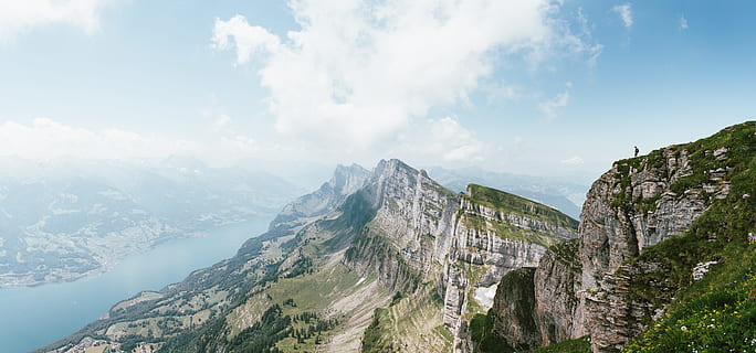 Person, Stehen, oben, Berg, übersehen, Karosserie, Wasser, Cliff, Fluss, Wolke, Rock, Kante, klein, Himmel, hinterrugg, walensee, Schweiz, alp, Natur, Landschaft, draußen, szenen, Rock - Objekt, berühmter Platz, Reise, Sommer-, Gipfel, Tourismus, Hügel, Europa, Tal, Wald, grüne Farbe, europäische alpen, Kulturen, Blau, Wandern, Baum, Reiseziele, keine Leute, Schönheit in der Natur, die Architektur, 8K, CC0, gemeinfrei, lizenzfrei