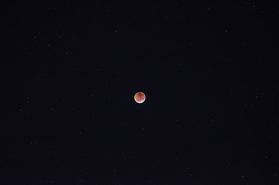 lluna plena, naturalesa, a l'aire lliure, eclipsi, Eclipse de lluna, espai exterior, nit, lluna, univers, espai, astronomia, oceà, mar, aigua, línia de costa, platja, Costa, cel estrellat, minecraft, nebulosa, planeta, cel, bellesa a la natura, escena tranquil·la, escenics - natura, tranquil·litat, vista d’angle baix, cap gent, ciència, idíl·lic, estrella - espai, exploració espacial, espai i astronomia, majestuós, astrologia, Lluna planetària, 4K