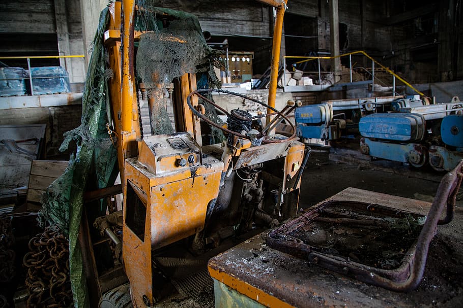 equips de metall groc, abandonat, buit, indústria, rovellat, camió, malbaratament, manera de transport, transport, cap gent, metall, maquinària, espatllat, obsoleta, declivi, aixafar, deteriorament, equipament, fàbrica, a l'interior, mal estat, vehicle terrestre, vell, industria de la construcció, dia, arruïnat, equipament industrial, linea de producció, indústria del metall, 5K