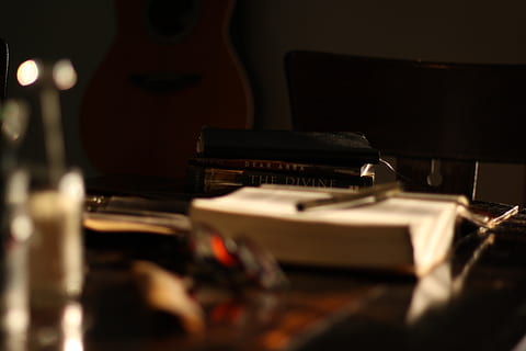 studia, Bibbia, tavolo, libro, lettura, scrittura, ombre, buio, luce del sole, musica, strumento musicale, pianoforte, attrezzatura musicale, cultura artistica e intrattenimento, in casa, messa a fuoco selettiva, avvicinamento, pubblicazione, nessuno, tecnologia, assenza, strumento a tastiera, in stile retrò, tasto del pianoforte, tastiera, 4K, CC0, dominio pubblico, privo di copyright