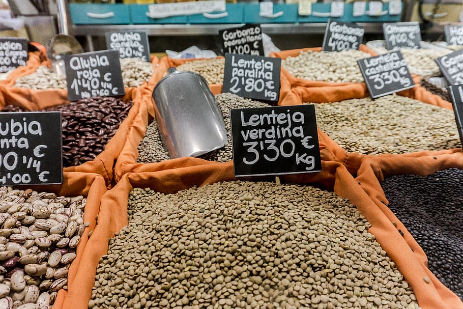 sacs de pellets, mongetes, primer pla, comerç, sec, mercat, venda, vendre, parada, botiga, venda al detall, etiqueta del preu, menjar, elecció, menjar i beguda, variació, Paradeta, abundància, frescor, negocis, benestar, text, gran grup d'objectes, a la venda, alimentació saludable, comunicació, negoci petit, fruita, nombre, mercat de grangers, visualització al detall, consumisme, 5K