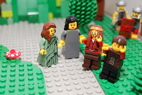 Pasqua, primavera, lego, història de pasqua, cristià, jesús, ell ha ressuscitat, joguina, representació humana, infància, semblança masculina, representació, figureta, taula, a l'interior, semblança femenina, multicolor, creativitat, primer pla, color verd, natura morta, jugant, enfocament selectiu, art i artesania, centrar-se en primer pla, sort, 5K, CC0, domini públic, lliure de regalies