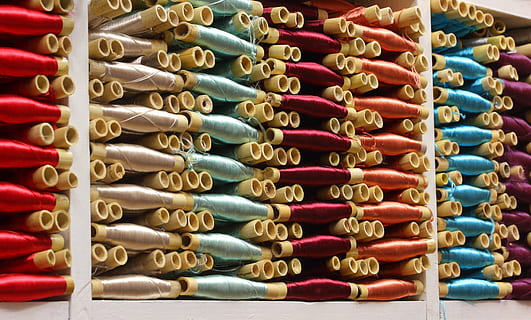 fio, tecido, de costura, roupas, carretel, bambu, têxtil, material, Marrocos, fazer compras, pilha, grande grupo de objetos, em uma sequência, dentro de casa, variação, escolha, ninguém, abundância, multi colorido, arranjo, fechar-se, ordem, ainda vida, varejo, vermelho, coleção, o negócio, padronizar, repetição, joalheria, 5K, CC0, domínio público, royalty free