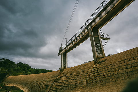 bianca, calcestruzzo, diga, ponte, architettura, mattoni, costruzione, nuvole scure, luce del giorno, graffiti, erba, paesaggio, all'aperto, acciaio, struttura, alberi, nuvola - cielo, cielo, struttura costruita, ambiente, natura, nuvoloso, nessuno, scena rurale, Inquadratura dal basso, campo, tempesta, bellezza nella natura, terra, agricoltura, nuvola temporalesca, combustibile e produzione di energia, 5K, CC0, dominio pubblico, privo di copyright
