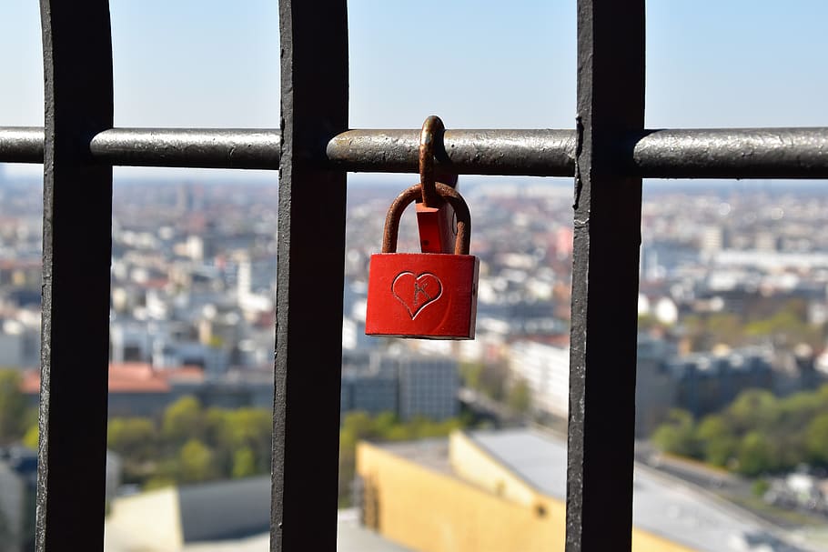 bloqueig, Alemanya, Berlín, la torre kollhoff, òxid, tanca, símbol, torre, bloqueig d’amor, romàntic, amor, vista, cel, vermell, cor, pal d’utilitat, bloqueig de combinació, seguretat, porpra, cadena, cadenat, metall, centrar-se en primer pla, penjant, primer pla, protecció, emoció positiva, dia, cap gent, arquitectura, emoció, a l'aire lliure, forma del cor, sort, paisatge urbà, segur, 5K