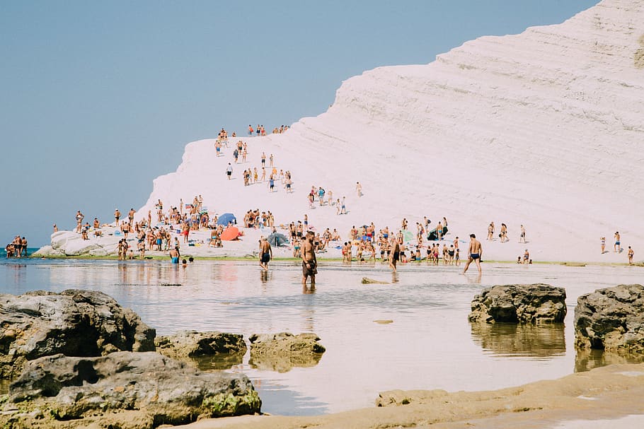 muntanya de roca blanca, humà, persona, naturalesa, a l'aire lliure, Sicília, mar, vacances, scala dei turchi, agrigento, aigua, oceà, gent, sòl, línia de costa, sorra, turista, Costa, paisatge, vida real, nedar, grup de persones, multitud, rock, gran grup de persones, cel, rock - object, sòlid, persones reals, dones, terra, dia, homes, platja, estils de vida, cel clar, arquitectura, 5K