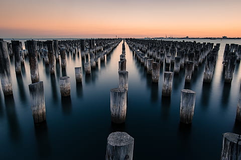 logs, natura, modello, pilastri, ombra, tramonto, acqua, di legno, poli, cielo, post in legno, inviare, scenics - natura, legno - materiale, bellezza nella natura, la tranquillità, scena tranquilla, nessuno, di fila, mare, lunga esposizione, idilliaco, scena non urbana, movimento sfocato, orizzonte, 5K, CC0, dominio pubblico, privo di copyright