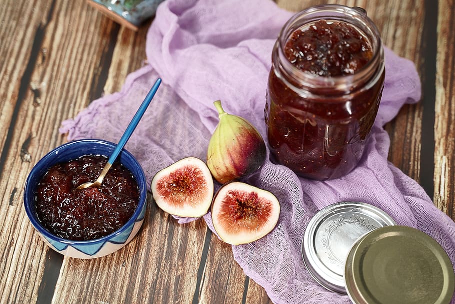 melmelada de figues, fig, melmelada, menjar i beguda, menjar, contenidor, frescor, benestar, jar, alimentació saludable, taula, fruita, a l'interior, conserves, vidre - material, material de fusta, natura morta, vista d’angle alt, ampolla, cap gent, refresc, utensili per menjar, porpra, vidre, hermètic, 5K