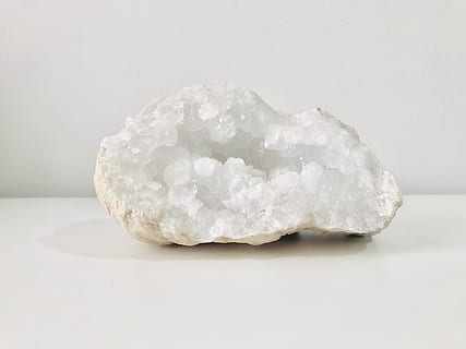 roca de geode blanc, cristall, quars, rock, Països Baixos, Rotterdam, menjar, pa, blanc, naturalesa, mineral, chakra, calcària, gel, a l'aire lliure, calamarsa, escuma, text, pàgina, sabó, punta de fletxa, tir de l'estudi, a l'interior, primer pla, fons blanc, cap gent, pedres precioses, Color blanc, sol objecte, natura morta, joieria, geologia, menjar i beguda, sòlid, còpia espai, frescor, sal - mineral, gemma semi-preciosa, temptació, 4K, CC0, domini públic, lliure de regalies