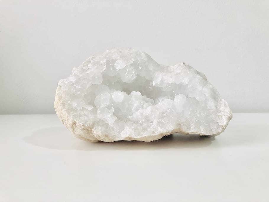 roca de geode blanc, cristall, quars, rock, Països Baixos, Rotterdam, menjar, pa, blanc, naturalesa, mineral, chakra, calcària, gel, a l'aire lliure, calamarsa, escuma, text, pàgina, sabó, punta de fletxa, tir de l'estudi, a l'interior, primer pla, fons blanc, cap gent, pedres precioses, Color blanc, sol objecte, natura morta, joieria, geologia, menjar i beguda, sòlid, còpia espai, frescor, sal - mineral, gemma semi-preciosa, temptació, 4K