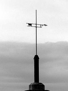 punts cardinals, cel, cap gent, vista d’angle baix, naturalesa, arquitectura, estructura construïda, dia, comunicació, antena - antena, a l'aire lliure, creu, religió, creença, núvol - cel, animal, pol, espiritualitat, exterior de l'edifici, silueta, temes d'animals, fletxa, 4K, CC0, domini públic, lliure de regalies