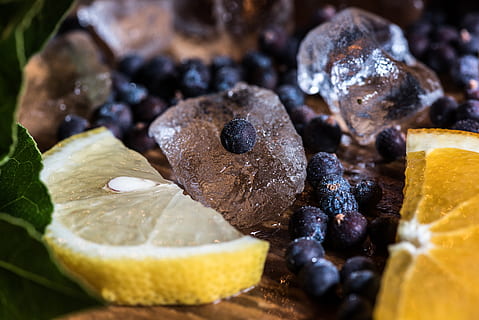 ienupăr, gin, gheaţă, alimente, mancare si bautura, fruct, prospeţime, a închide, mâncat sănătos, în interior, boabe de fructe, coacăze, nici o persoana, fruct citric, natură moartă, mâncare dulce, selectiv, bunăstare, indulgenţă, dulce, ispită, lămâie, vedere în unghi mare, 5K, CC0, domeniu public, fără drepturi de autor