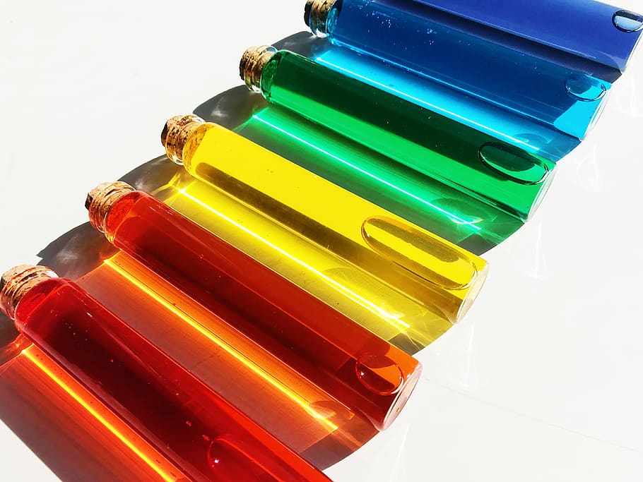 llum, fons de pantalla de l'iPhone, fons de pantalla d'android, fons de pantalla de l'ordinador, fons de pantalla, orgull, provetes, espectre de color, porpra, blau, verd, groc, taronja, vermell, colors, arc de Sant Martí, colorit, multicolor, cap gent, natura morta, a l'interior, primer pla, fons blanc, tir de l'estudi, vista d’angle alt, contenidor, art i artesania, color verd, taula, variació, ampolla, en fila, grup d'objectes, elecció, gran grup d'objectes, creativitat, 4K