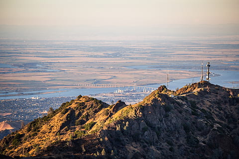 brunt bjerg, landskab, udendørs, natur, forbjerg, klint, bjerg, jord, arkitektur, bygning, tårn, luftfoto, diablo, california, topmøde, spids, hav, vand, ocean, bjergkæde, himmel, skønhed i naturen, scenics - natur, klippe, rolig scene, rock-objekt, ingen mennesker, rejsemål, sky - himmel, bygget struktur, ro, rejse, solid, bygning udvendig, 2K, CC0, offentligt domæne, royaltyfrie