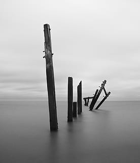 minimalny, posty, rozkład, złamany, stary, historyczny, poobijany, morze, ocean, środowisko, obrona wybrzeża, szary, czarny i biały, drewno - materiał, słupek, niebo, żadnych ludzi, woda, drewniany słupek, Natura, spokój, spokojna scena, dzień, scenics - natura, piękno natury, wylądować, mgła, na dworze, nabrzeże, scena pozamiejska, 2K, CC0, domena publiczna, darmowe zdjęcia