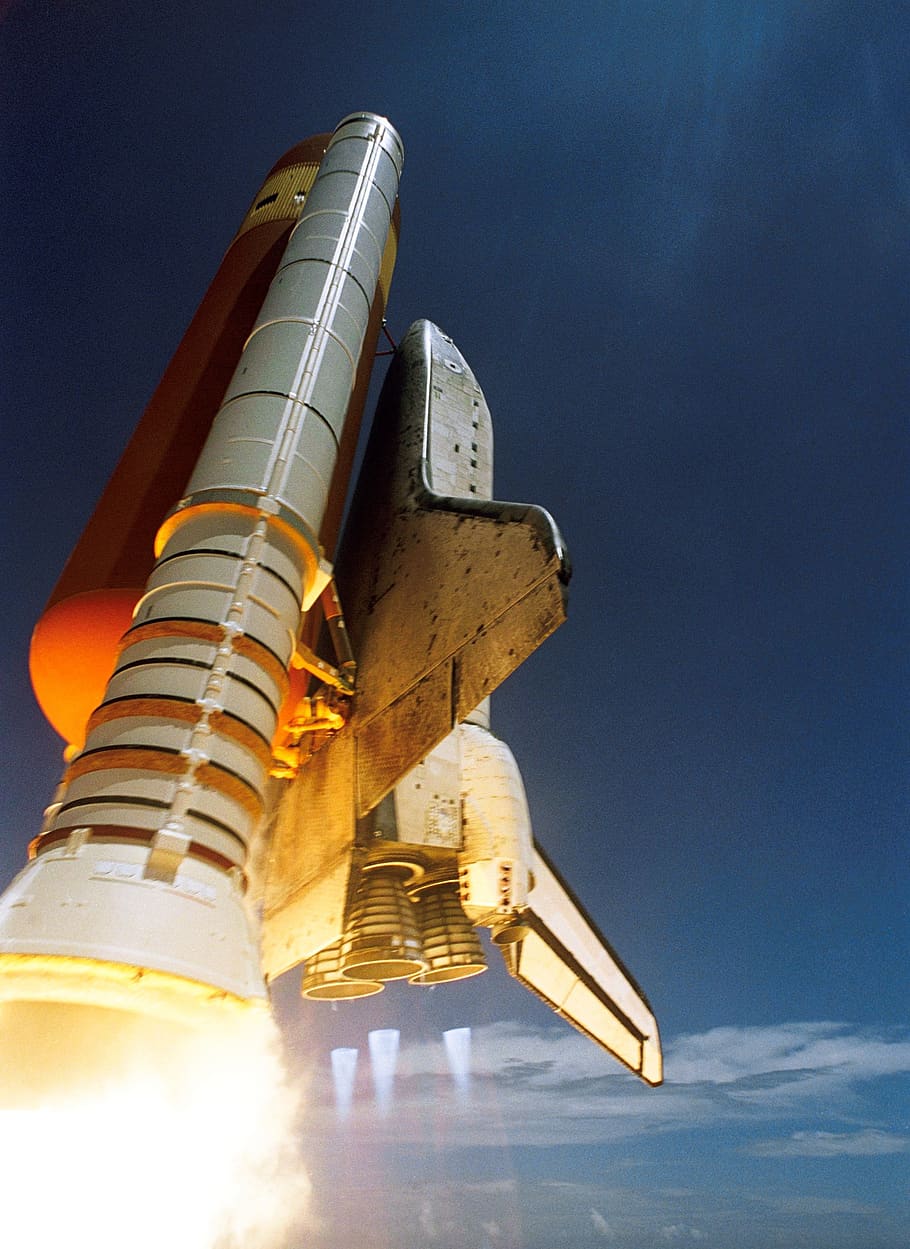 blanc, explosió de nau espacial, durant el dia, vol, llançament, tir en angle baix, coet, cel, espai, transbordador espacial, viatge espacial, nau espacial, tecnologia, vehicle, vista d’angle baix, arquitectura, naturalesa, estructura construïda, cap gent, exterior de l'edifici, a l'aire lliure, dia, viatjar, turisme, destinacions de viatge, llum solar, núvol - cel, torre, alta - alta, edifici, blau, religió, història, 2K