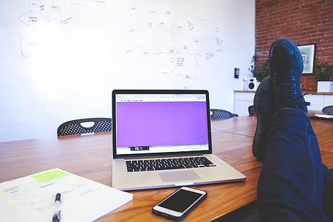 MacBook, Laptop, Computer, iphone, Handy, Mobiltelefon, Technologie, Büro, Schreibtisch, Stift, Papiere, Geschäft, Sitzungssaal, kreativ, kabellose Technologie, Verbindung, Kommunikation, Tabelle, eine Person, drinnen, mit laptop, echte Menschen, Erwachsene, Arbeiten, tragbares Informationsgerät, Rückansicht, Möbel, 2K, CC0, gemeinfrei, lizenzfrei
