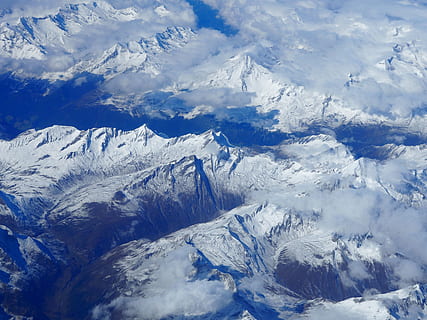 muntanya, muntanya alta, núvols, cim, cresta, paisatge, naturalesa, vall, turó, neu, hivern, viatjar, aèria, vista, escenics - natura, bellesa a la natura, temperatura de fred, medi ambient, núvol - cel, escena tranquil·la, tranquil·litat, muntanya nevada, vista aèria, Serra, cel, idíl·lic, escena no urbana, dia, cap gent, a l'aire lliure, paisatge dramàtic, cim de muntanya, cresta de muntanya, formació, 4K, CC0, domini públic, lliure de regalies