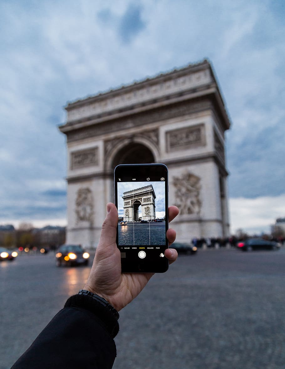Betonbogen, menschliche Hand, Hand, Fotografie-Themen, halten, menschliches Körperteil, kabellose Technologie, Technologie, eine Person, Fotografieren, Smartphone, die Architektur, Kommunikation, persönliche Perspektive, Himmel, echte Menschen, tragbares Informationsgerät, Aktivität, Mobiltelefon, Fokus auf den Vordergrund, Gebäudehülle, Körperteil, draußen, Finger, 4K