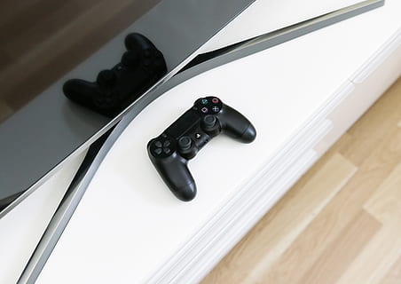 sort, Sony PS 3-controlleren, ps3, hvid, overflade, afspejling, skærm, controller, PS4, playstation, gamer, gaming, fjernsyn, hjem, stue, ps controller, playstation 4, playstation controller, trådløs controller, samsung tv, television, spil, spil opsætning, p, indendørs, ingen mennesker, sort farve, træ - materiale, moderne, hjem interiør, udstyr, 4K, CC0, offentligt domæne, royaltyfrie