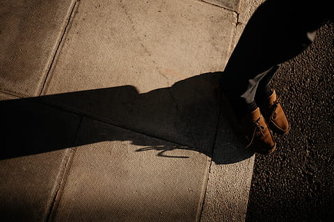 skygge, tøj, beklædning, fodtøj, støvle, sko, person, human, mennesker, cowboy boot, ridestøvler, etage, flise, natteliv, softball, sport, hold, holdsport, baseball, sneaker, lavt afsnit, menneskelige ben, en person, rigtige mennesker, sollys, livsstil, menneskelig kropsdel, høj vinkel visning, stående, kropsdel, dag, by, herrer, gade, fritidsaktivitet, sti, natur, udendørs, menneskelige fod, læder, jeans, 4K, CC0, offentligt domæne, royaltyfrie