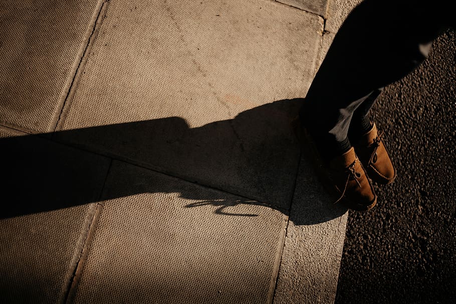 skygge, tøj, beklædning, fodtøj, støvle, sko, person, human, mennesker, cowboy boot, ridestøvler, etage, flise, natteliv, softball, sport, hold, holdsport, baseball, sneaker, lavt afsnit, menneskelige ben, en person, rigtige mennesker, sollys, livsstil, menneskelig kropsdel, høj vinkel visning, stående, kropsdel, dag, by, herrer, gade, fritidsaktivitet, sti, natur, udendørs, menneskelige fod, læder, jeans, 4K