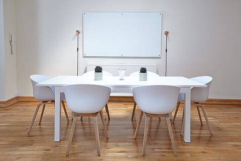 cadeiras, mesa, esvaziar, design de interiores, minimalismo, parquete, sala, quadro branco, moderno, assento, cadeira, dentro de casa, ninguém, piso de madeira de lei, tecnologia, pavimento, mobília, ausência, madeira - material, cor branca, interior de casa, madeira, computador, tecnologia sem fio, o negócio, dia, conexão, 5K, CC0, domínio público, royalty free