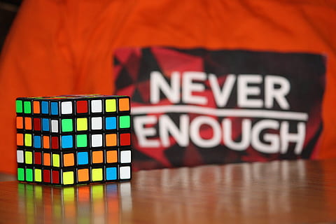 nie genug, noch nie, genug, Herausforderung, Zauberwürfel, Puzzle, Strategie, Spiel, Spielzeug, Würfel, lösen, rubik, Mathematik, Spaß, Problem, herausfordernd, Farben, Idee, Unterhaltung, mehrfarbig, drinnen, Nahansicht, Stapel, Reflexion, keine Leute, Freizeitspiele, Bauklotz, Text, Fokus auf den Vordergrund, Entspannung, Würfelform, rot, Kunst, Kultur und Unterhaltung, selektiver Fokus, Tabelle, westliche Schrift, Block, Kommunikation, Studioaufnahme, 5K, CC0, gemeinfrei, lizenzfrei