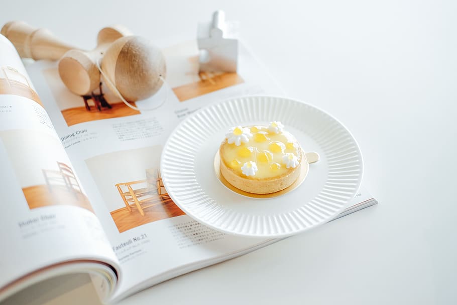 creme brulée, menjar i beguda, menjar, natura morta, a l'interior, frescor, cap gent, taula, menjar dolç, dolç, postres, placa, llest per menjar, indulgència, vista d’angle alt, paper, primer pla, temptació, pastís, tir de l'estudi, fruita, 5K