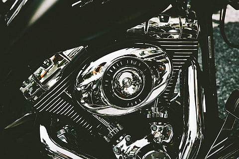 Nahaufnahmefoto, Motorradmotor, Chrom, klassisch, Nahansicht, Motor, metallisch, Motor-, Motorrad, Reflexion, retro, Silber-, Transportmittel, Landfahrzeug, Transport, keine Leute, Tag, Technologie, Metall, Auto, Kraftfahrzeug, draußen, Maschinen, High Angle View, Fahrzeugteil, Verbindung, Maschinenteil, Sonnenlicht, 4K, CC0, gemeinfrei, lizenzfrei