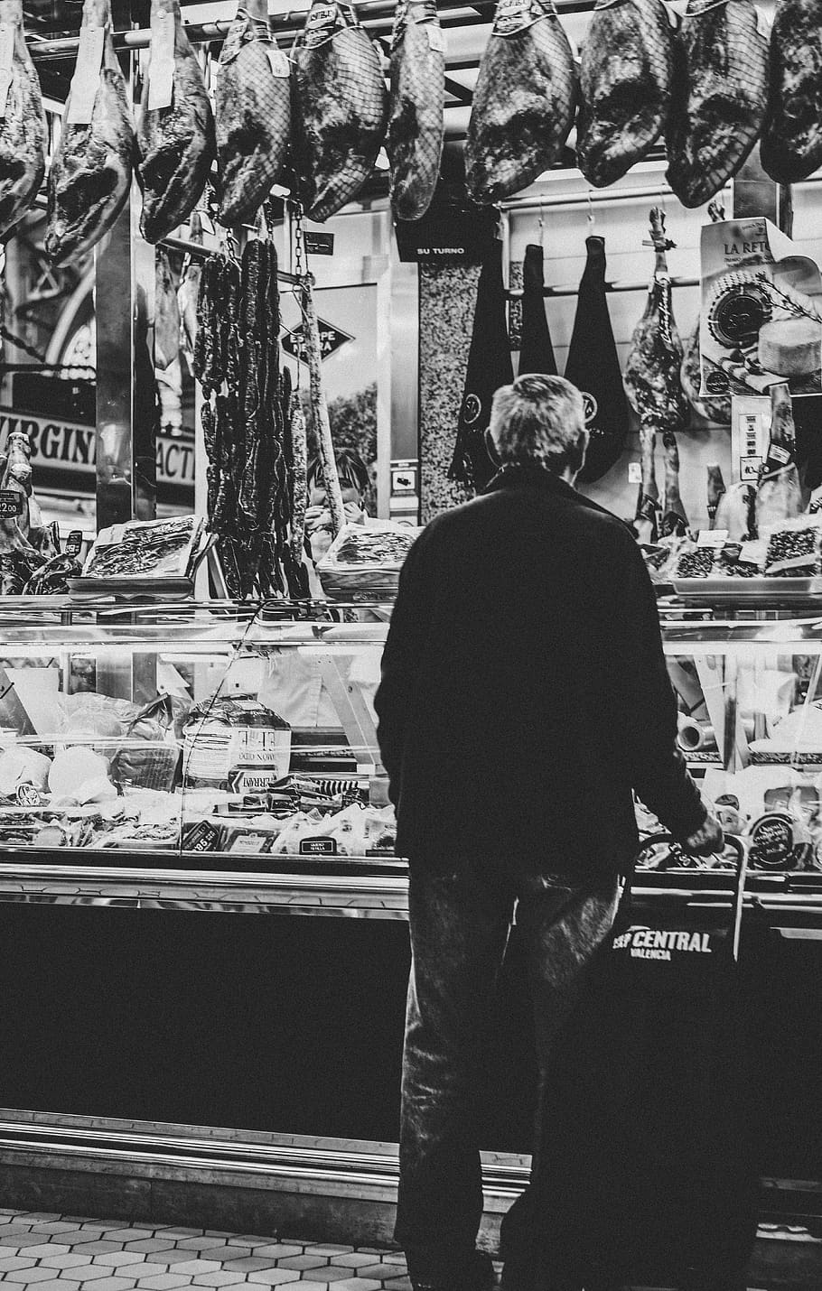 persona, de peu, endins, botiga, humà, quiosc, basar, mercat, peix, animal, silueta, roba, visualització de la finestra, joieria, prestatge, màquina de jocs d'arcade, activitats de lleure, publicitat, compres, vista del darrere, persones reals, gent, estils de vida, arquitectura, adult, religió, homes, estructura construïda, lloc de culte, espiritualitat, dia, activitat d'oci, creença, roba casual, adult gran, ciutat, 8K