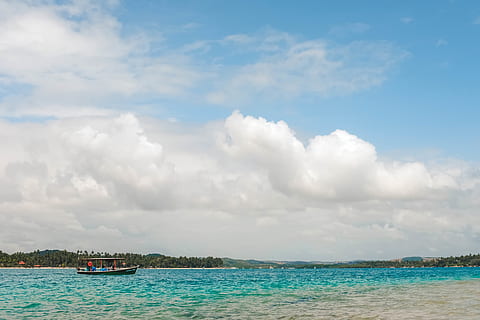 strand, strender, skyer, sommer, brasil, natur, reise, turisme, ferier, reiser, hav, båt, båtliv, landskap, vann, sky - himmel, himmel, skjønnhet i naturen, vannkanten, naturskjønnhet - natur, dag, transport, nautisk fartøy, ro, rolig scene, ingen folk, ikke-urbane scene, idylliske, utendørs, transportmiddel, passasjerfartøy, fiskebåt, 4K, CC0, offentlig domene, opphavsrett gratis
