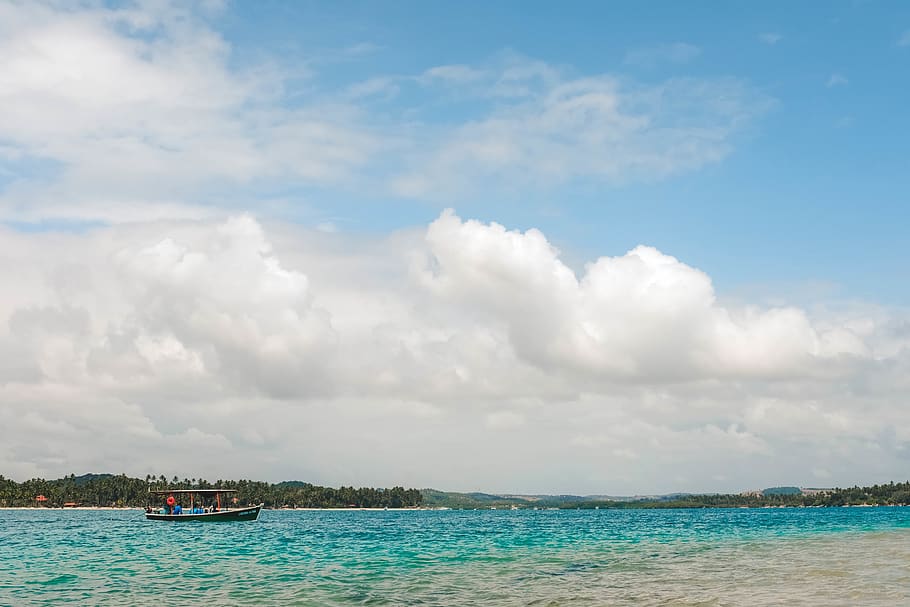 Strand, Strände, Wolken, Sommer-, Brasilien, Natur, Reise, Tourismus, Urlaube, reisen, Meer, Boot, Bootfahren, Ozean, Landschaft, Wasser, wolke - himmel, Himmel, Schönheit in der Natur, Ufergegend, Szenen - Natur, Tag, Transport, Wasserfahrzeug, Ruhe, ruhige Szene, keine Leute, Nicht-städtische Szene, idyllisch, draußen, Transportmittel, Passagierfahrzeuge, Fischerboot, 4K