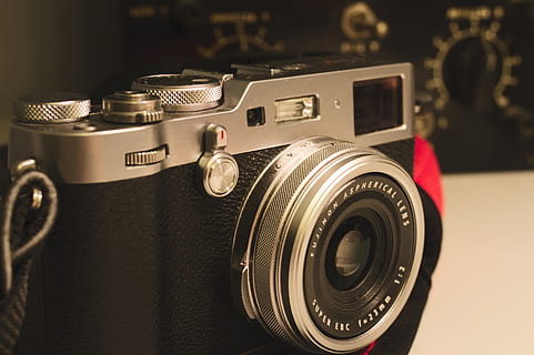 telecamera, elettronica, Camera digitale, Fujifilm, cinghia, lenti della macchina fotografica, videocamera, macchina, ruota in lega, ruota, ha parlato, copriobiettivo, simbolo, marchio, logo, legna, compensato, cerniera, lettore di cassette, tastiera, tecnologia, temi fotografici, macchina fotografica - attrezzatura fotografica, in stile retrò, obiettivo - strumento ottico, avvicinamento, in casa, attrezzatura fotografica, antico, singolo oggetto, nessuno, lente - occhio, concentrarsi sulle conoscenze acquisite, il passato, storia, natura morta, cultura artistica e intrattenimento, colore nero, color argento, fotocamera reflex, 5K, CC0, dominio pubblico, privo di copyright