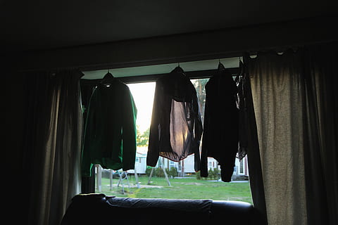 tres, negre, jaquetes, finestra, decoració de la llar, Països Baixos, baarlo, mobles, sofà, jardí, sol, cortina, a l'aire lliure, bugaderia, mobilhome, aventura, la llum del dia, campament, parc infantil, roba, jaqueta, assolellat, vidre, penjant, a l'interior, cap gent, tèxtil, dia, taula, naturalesa, refresc, menjar i beguda, ampolla, assecat, absència, transparent, seient, habitació domèstica, 5K, CC0, domini públic, lliure de regalies