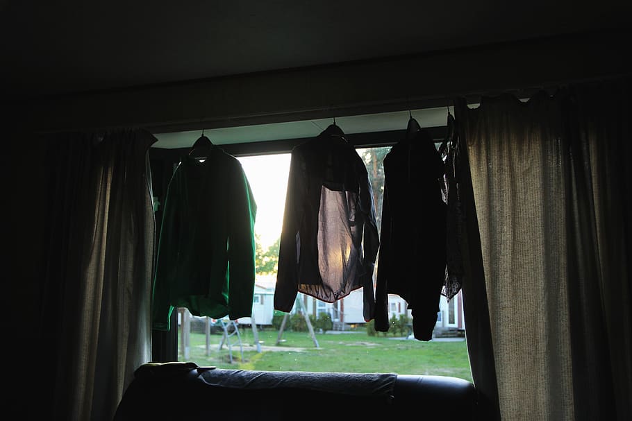 tres, negre, jaquetes, finestra, decoració de la llar, Països Baixos, baarlo, mobles, sofà, jardí, sol, cortina, a l'aire lliure, bugaderia, mobilhome, aventura, la llum del dia, campament, parc infantil, roba, jaqueta, assolellat, vidre, penjant, a l'interior, cap gent, tèxtil, dia, taula, naturalesa, refresc, menjar i beguda, ampolla, assecat, absència, transparent, seient, habitació domèstica, 5K