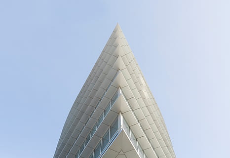 construção, estrutura, céu, nuvens, a infraestrutura, janela, estabelecimento, hotel, cidade, urbano, arquitetura, vidro, estrutura construída, azul, céu limpo, visão de baixo ângulo, exterior do edifício, moderno, forma, forma triangular, ninguém, dia, natureza, padronizar, copie o espaço, desenhar, forma geométrica, ao ar livre, exterior do prédio de escritórios, arranha-céu, 5K, CC0, domínio público, royalty free