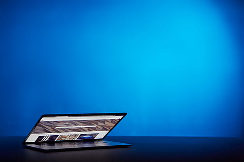 kompiuteris, šviesa, neplaunamas, Interneto svetainė, programa, fotografija, tech, technologijos, stalas, darbo vieta, minimalus, nešiojamas kompiuteris, skaitmeninis, mėlyna, mac, MacBook Pro, verslą, internetas, nėra žmonių, duomenis, Kompiuterio monitorius, belaidžio ryšio technologija, įranga, finansuoti, vnt, fonas, 5K, CC0, Viešasis domenas, nemokamai