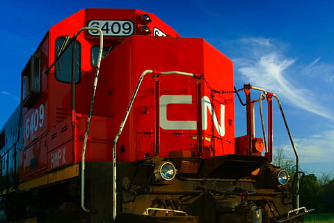 tren vermell, transport, manera de transport, vermell, cel, vehicle terrestre, camió, naturalesa, tren, dia, cap gent, indústria, accidents i desastres, transport per ferrocarril, a l'aire lliure, text, maquinària, vehicle comercial terrestre, tren - vehicle, núvol - cel, comunicació, 4K, CC0, domini públic, lliure de regalies