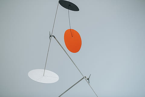 streng med decors, hængende, lav vinkel visning, himmel, ingen mennesker, skyfri himmel, kopiere plads, forbindelse, orange farve, natur, teknologi, snor, studio skud, udendørs, belysningsudstyr, dag, kabel, elektricitet, tæt på, cirkel, 5K, CC0, offentligt domæne, royaltyfrie